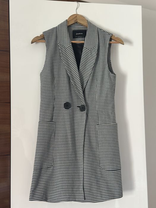 Елек в черно и бяло