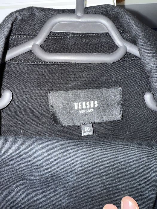 jacheta si blugi Versace Versus