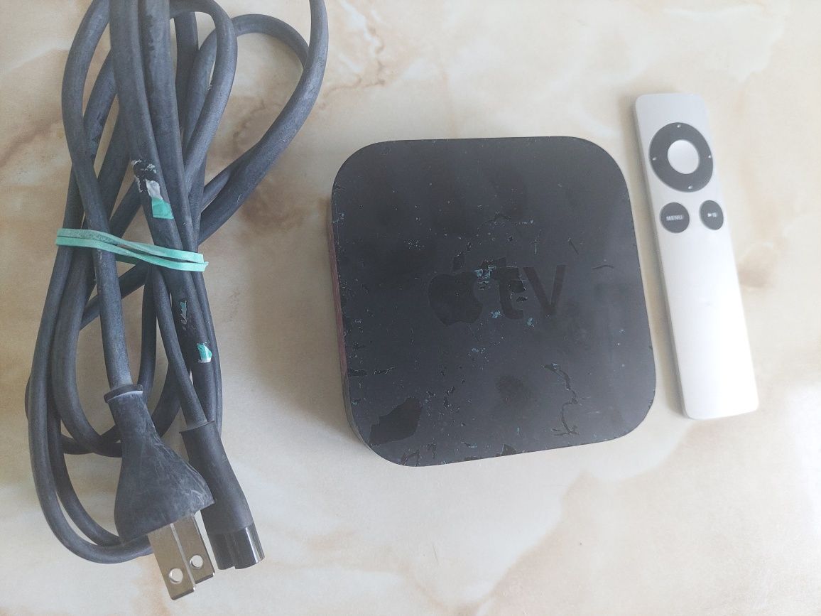 Vând Apple TV cu telecomandă și cablu de alimentare A1427 //poze reale