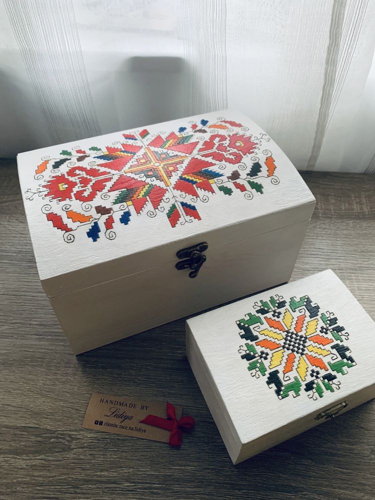 Дървена кутия ръчно пирографирана с българска шевица