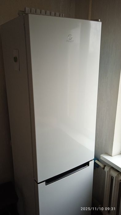 Срочно продам холодильник .