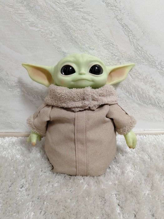 Vând Figurina Baby yoda Star Wars