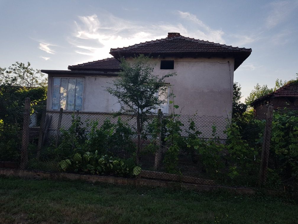 ПРОДАВАМ къща в град Брусарци 75 кв.м.,1200 кв.м. двор