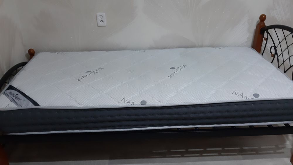 Продам кровать  с матрасом б/у в очень хорошем состоянии