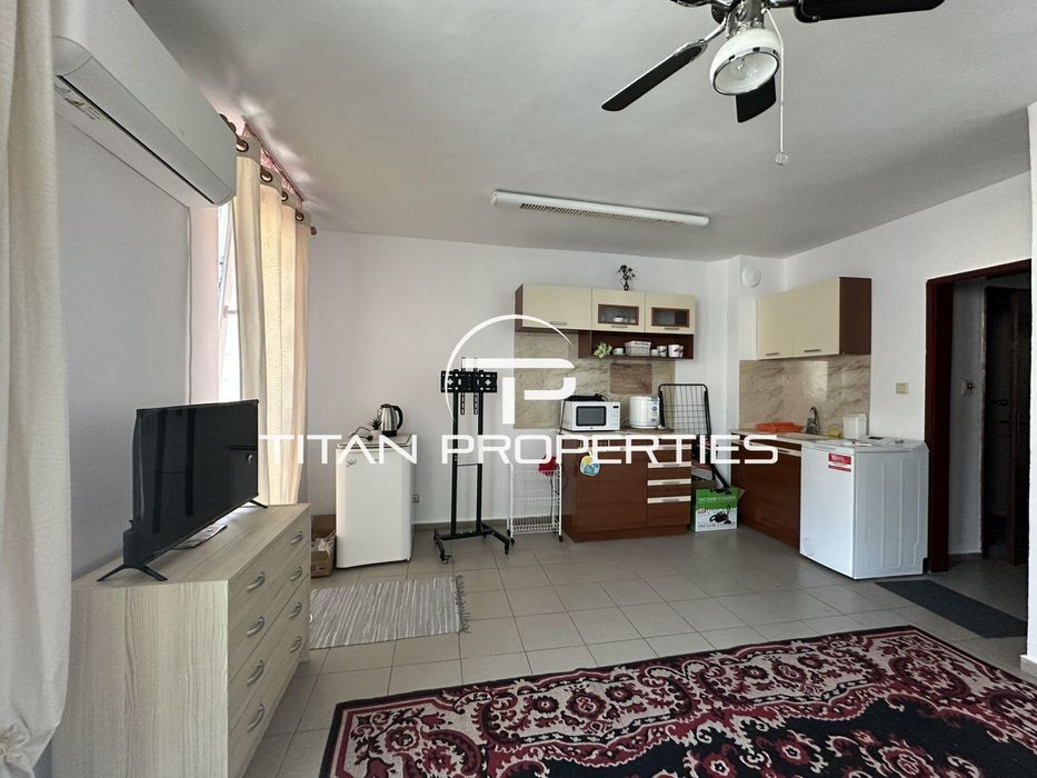 Дава се под наем Двустаен апартамент в Бургас, Център - 52 кв.м за 459 € - Снимка #2