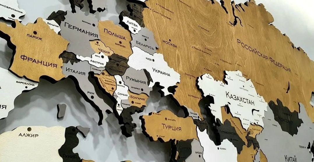 Карта мира и Казахстана из дерева