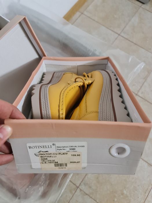 Vand 2 perechi de incaltaminte din piele, pantofi albi si galbeni, 36