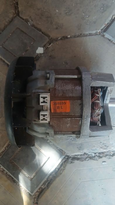 Двигатель мотор от стиральной машины.