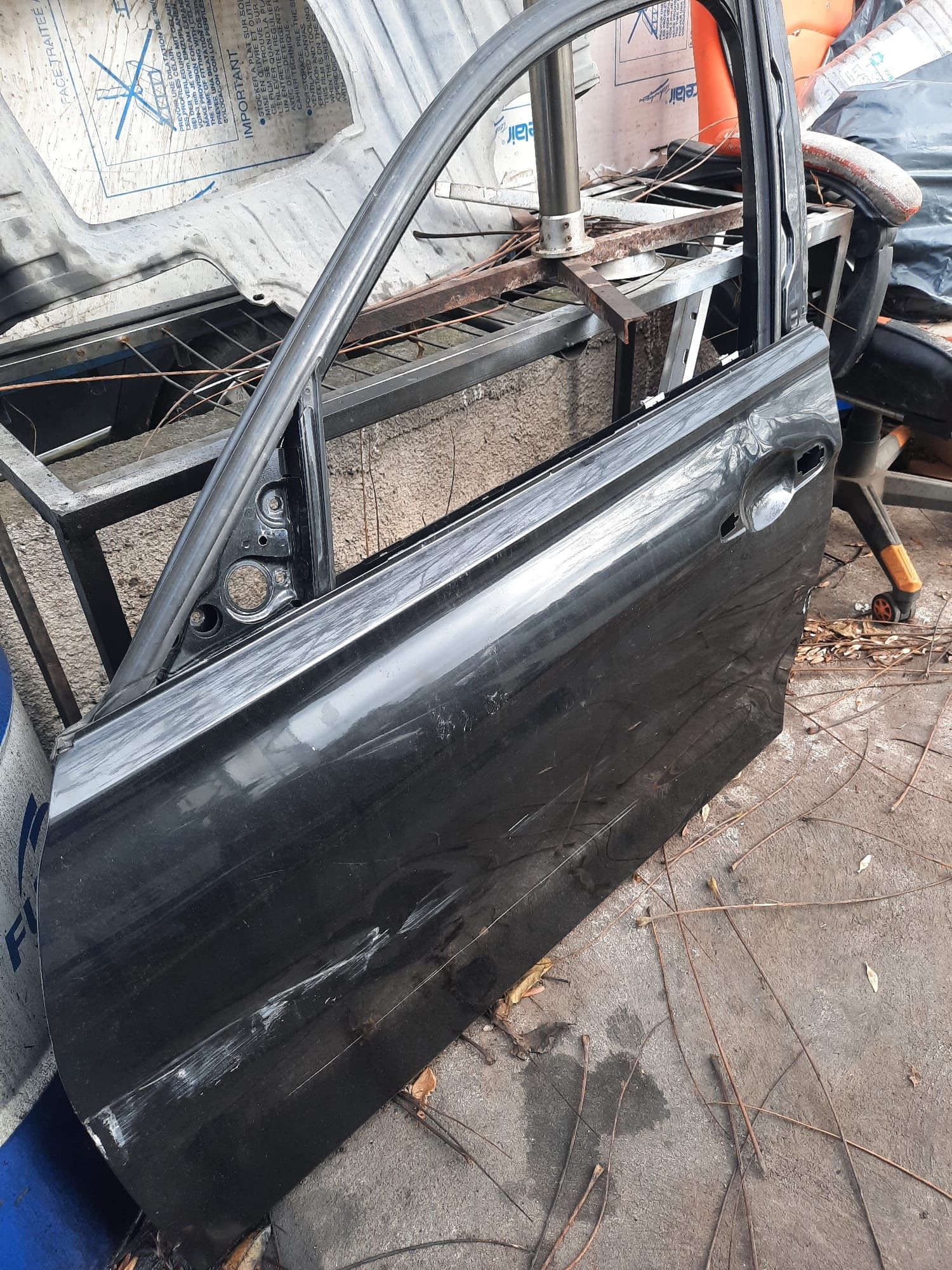 Здравейте, продавам лява предна врата за BMW F30,2013г,,с лек удар