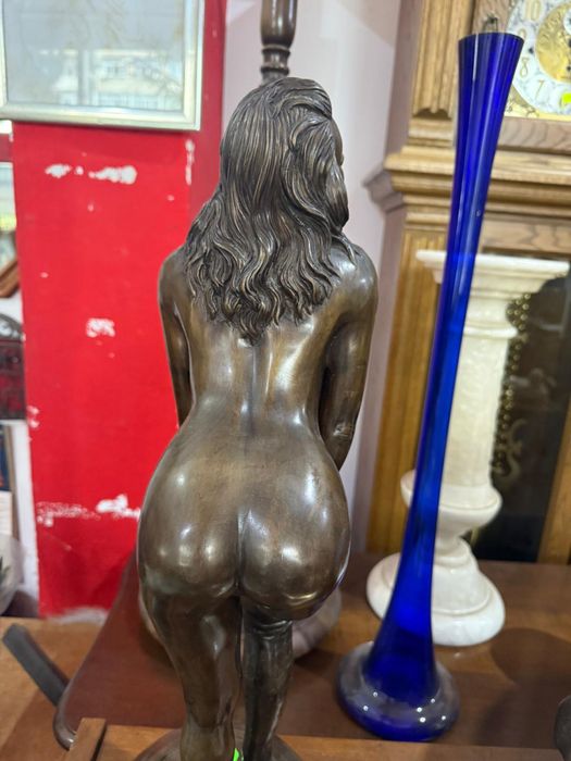 Statuetă din bronz masiv – femeie, piesă de colecție semnată