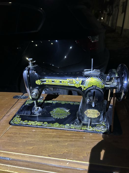 Стара шевна машина, шкафчета,стар телевизор и огледало.