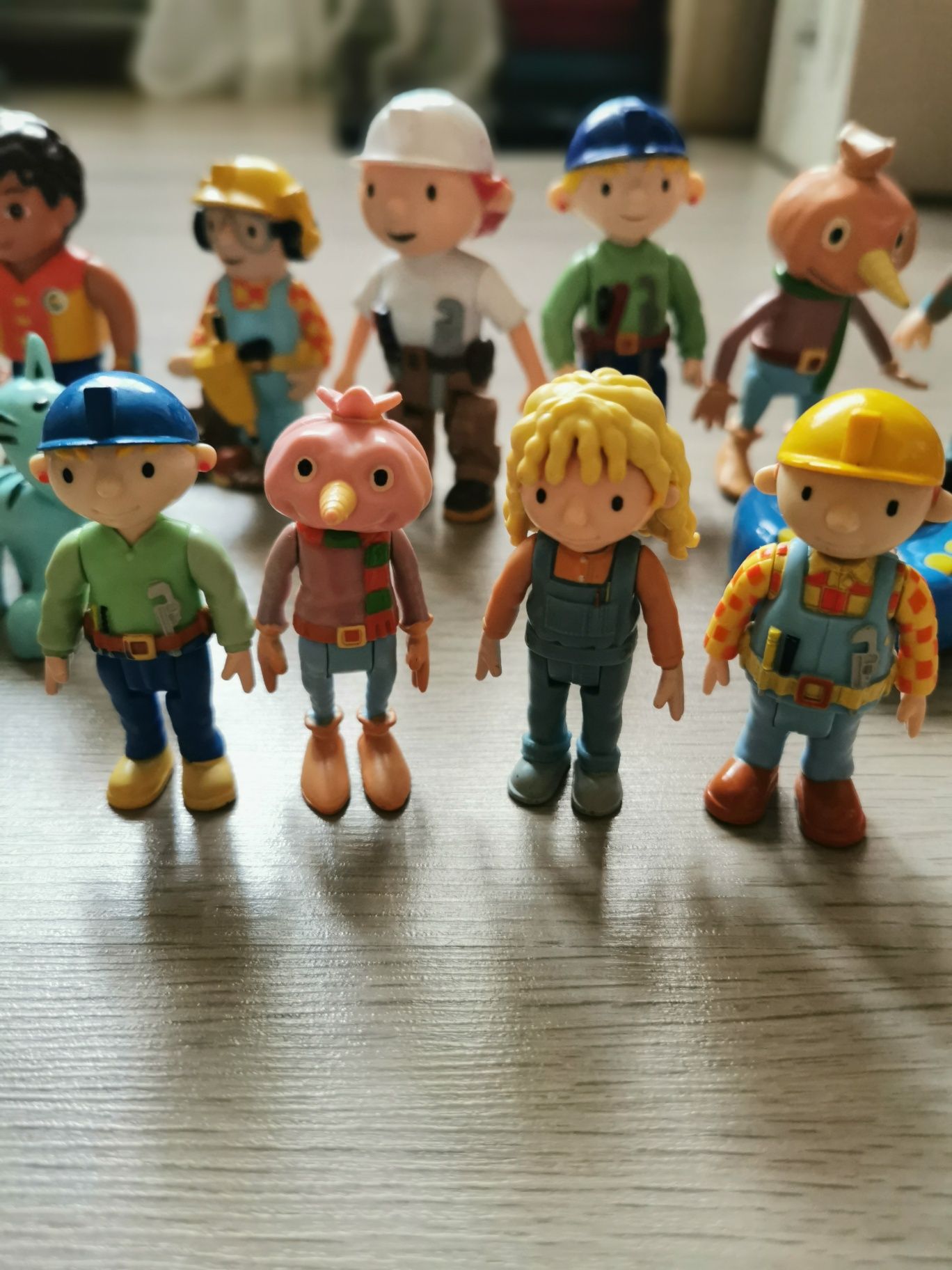 Vand set 14 figurine Bob Constructorul si un breloc muzical