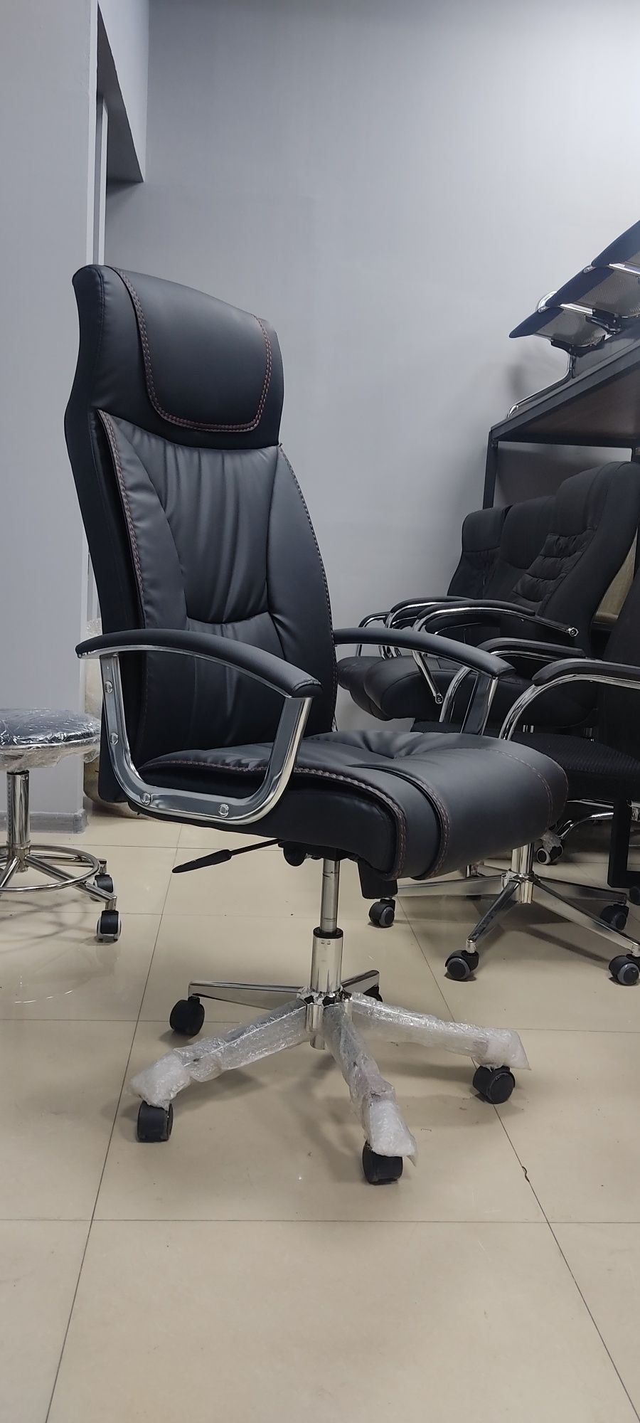 Офисное кресло для персонала модель Ленокс