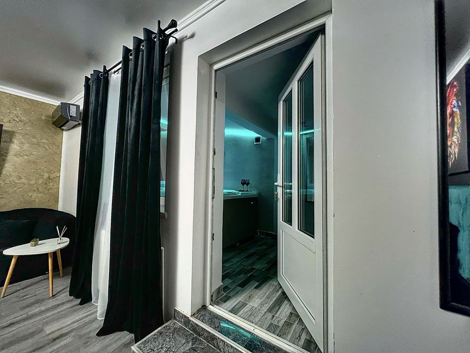 Escapada cu Jacuzzi Privat,Lumini Led și Vin, Pachet Cazare Spa Privat