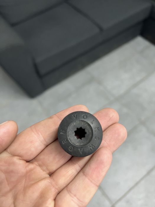 Prezoane antifurt roţi + cheie (compatibile VW Passat B8)