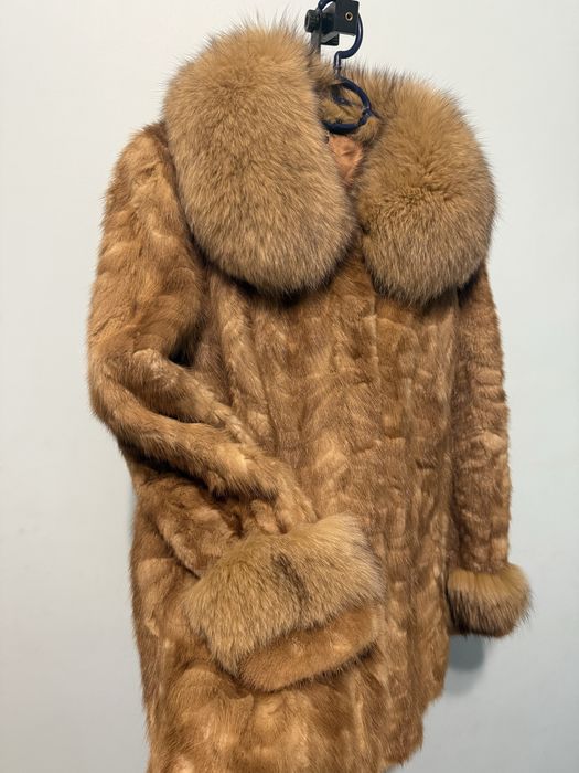 Haina de blana naturala Vizon ( Nurca ) cu guler si maneci Vulpe