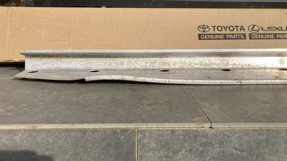 Avariat: treaptă (side step) stânga Toyota RAV4 generația a 5-a