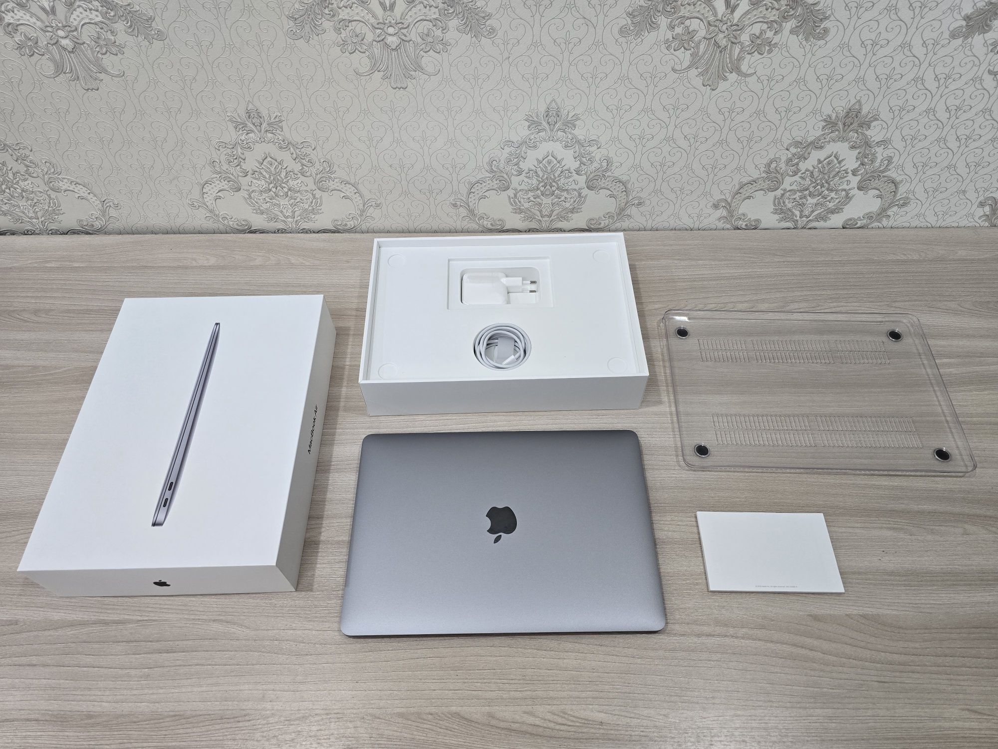 Apple MacBook, M1, Ram 8Gb, SSD 256Gb, Display Retina 2K