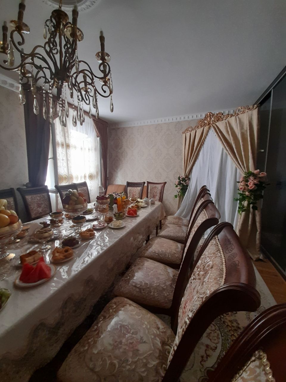 На продаже стол и 12 стульев . Состояние отличное.