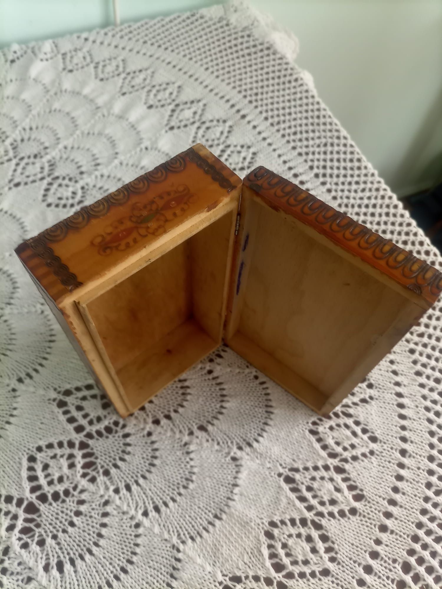 Ръчно изработена дървена кутия