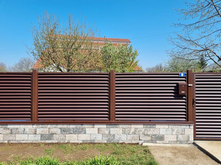 Porti si garduri metalice tip jaluzea Maro Ral 8017