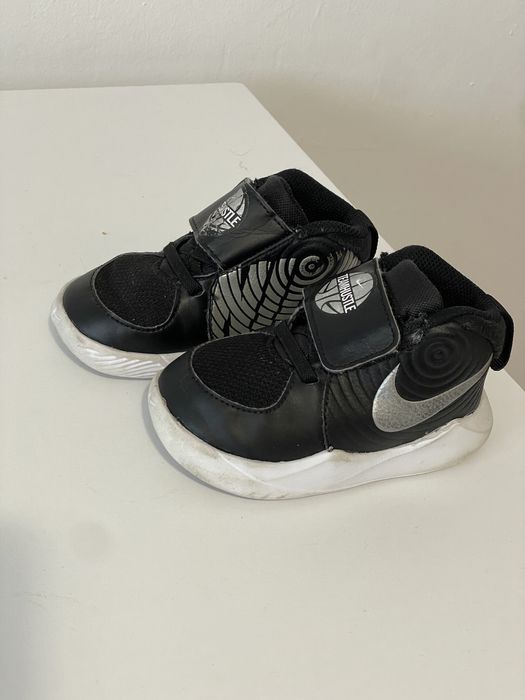 Adidasi Jordan.