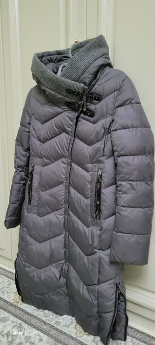 Серая тёплая куртка красивый модель стоит как новенький