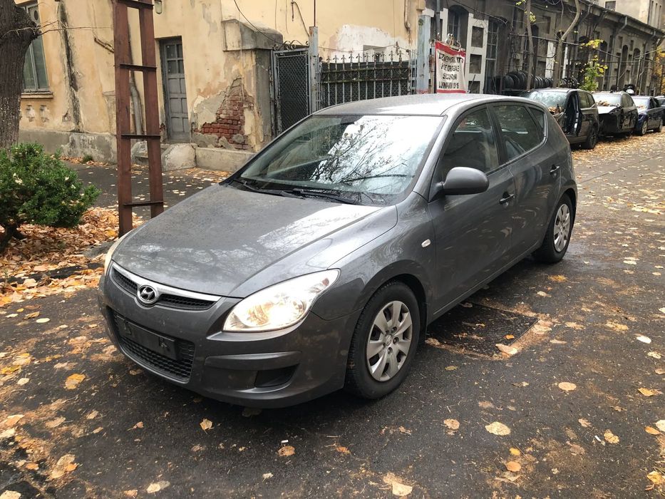 Dezmembrez Hyundai i30 gri inchis benzina 1,4 benzina 2008