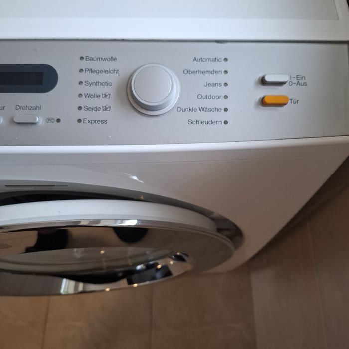Mașina de spălat haine Miele