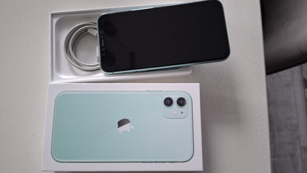 Iphone 11, 128 Gb. alb si verde mentă
