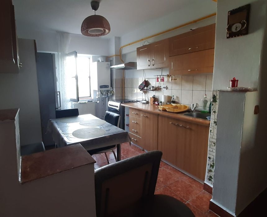 Închiriez apartament cu 2 camere