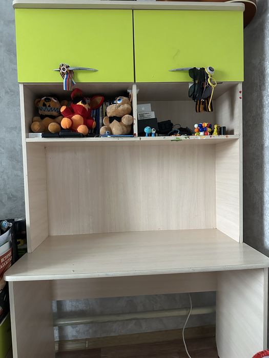 Стол для учебы. Состояние хорошее!