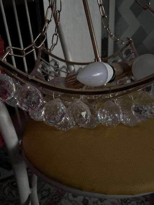 Продам недорого люстру