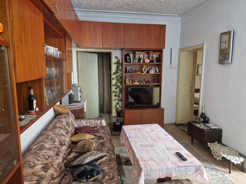 Етаж от къща с гараж