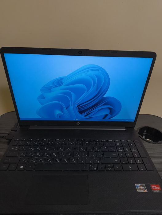 HP 15s Ryzen 5/16GB RAM/512GB SSD/+ подаръци (Logitech + Redragon)