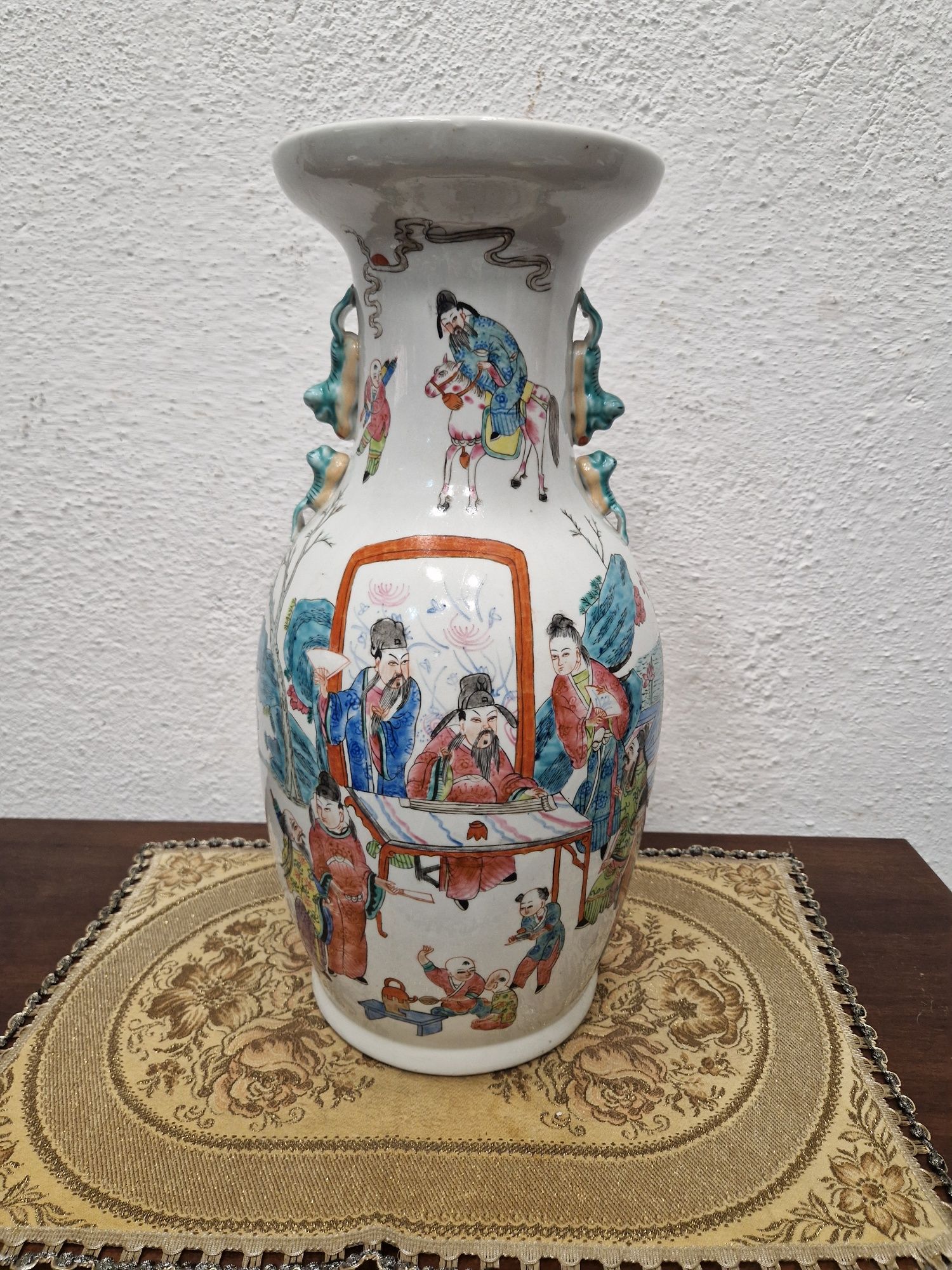 Китайска ваза с орнаменти
