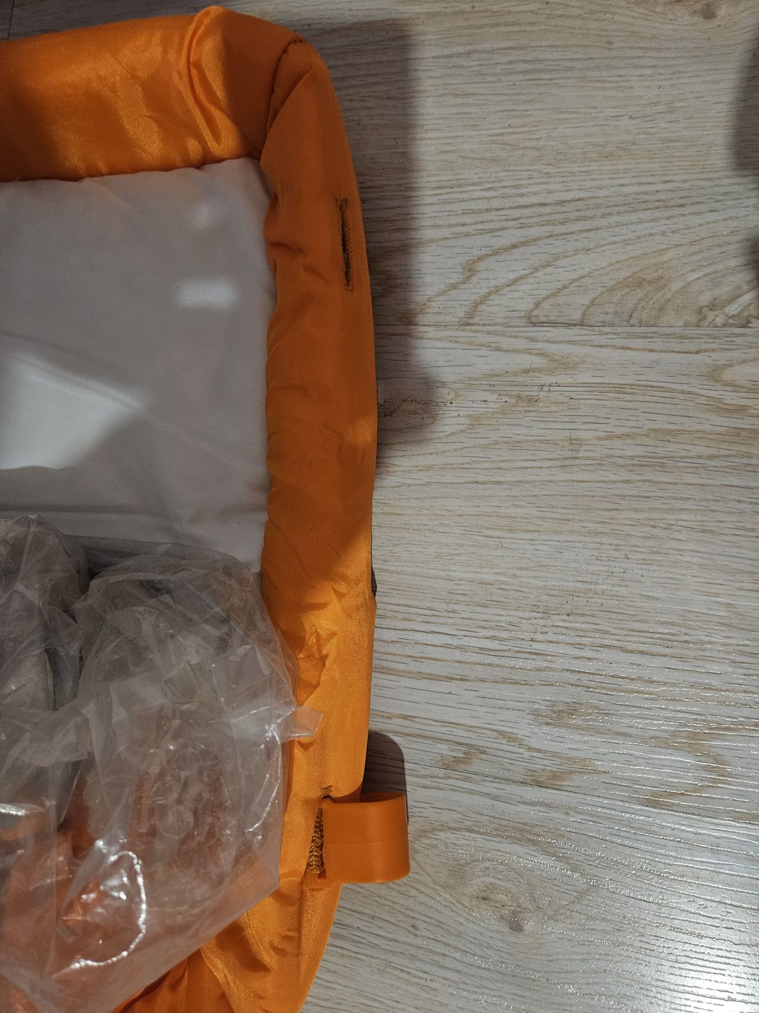 Столче Chico happy snack+подарък нов повивалник+кошче за кола