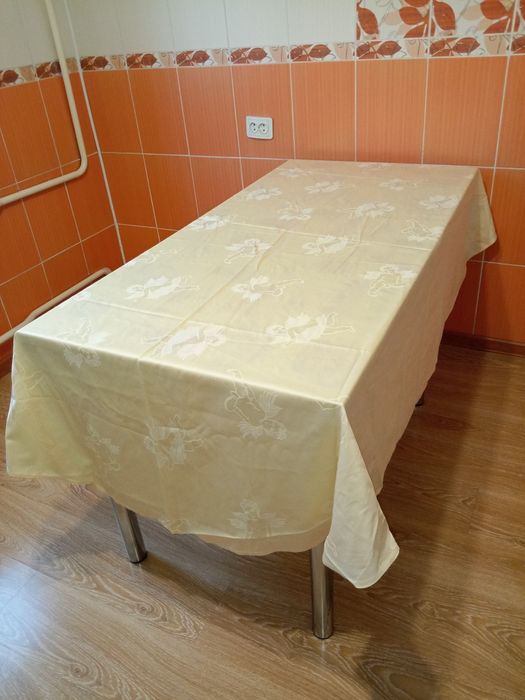 Красивая скатерть с ангелами