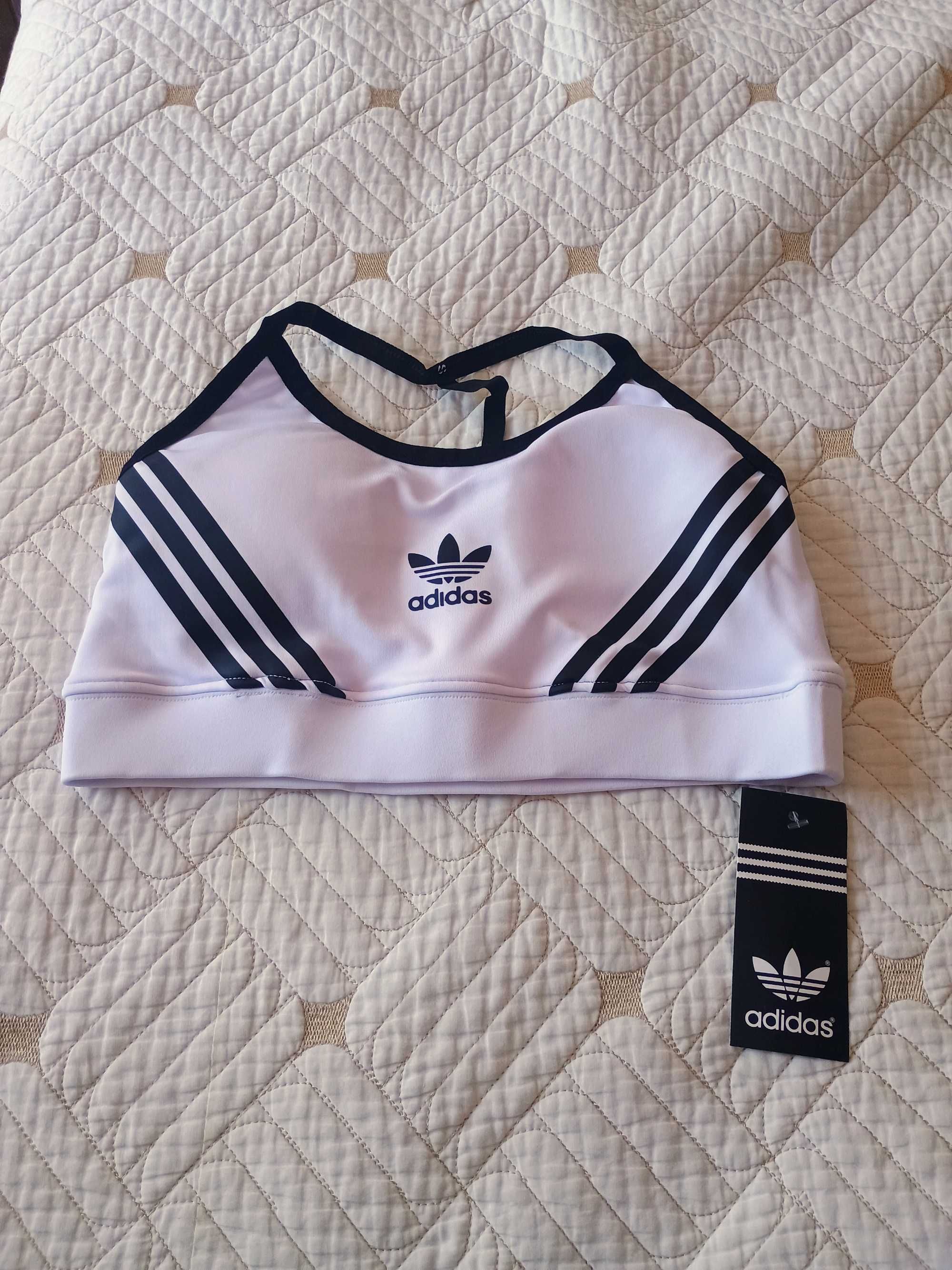 Дамски спортен екип на Adidas