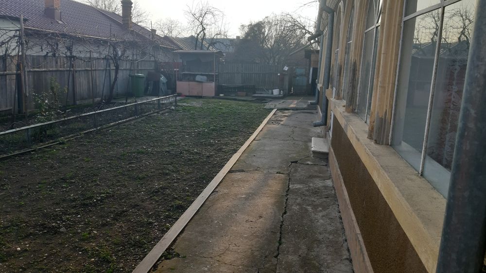 Casa batraneasca în cartierul CFR din Tecuci 500mp 56000