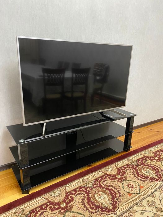 Большой телевизор sony  и подставка для телевизора