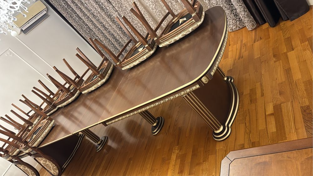 Продам стол 4 м со стульями