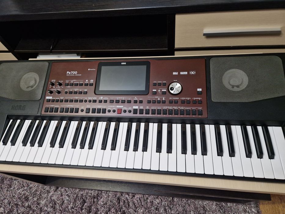 Vând Korg PA 700