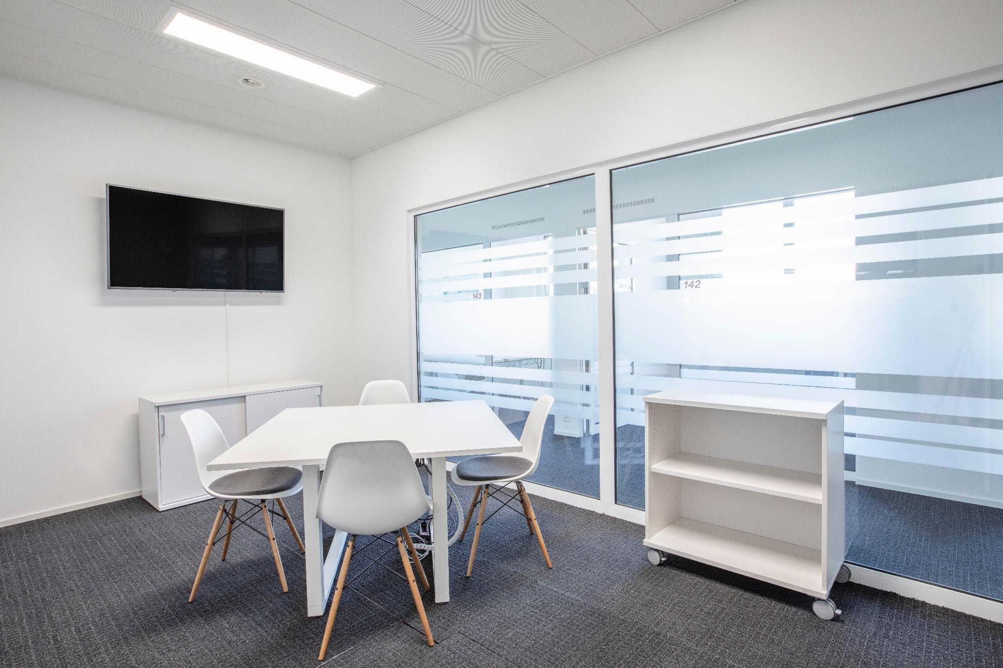 Самостоятелно офис пространство за 5 души в Regus Emblem