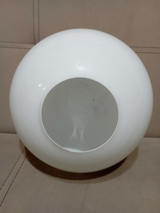 Много голяма стъклена сфера - глобус за лампа или полилей