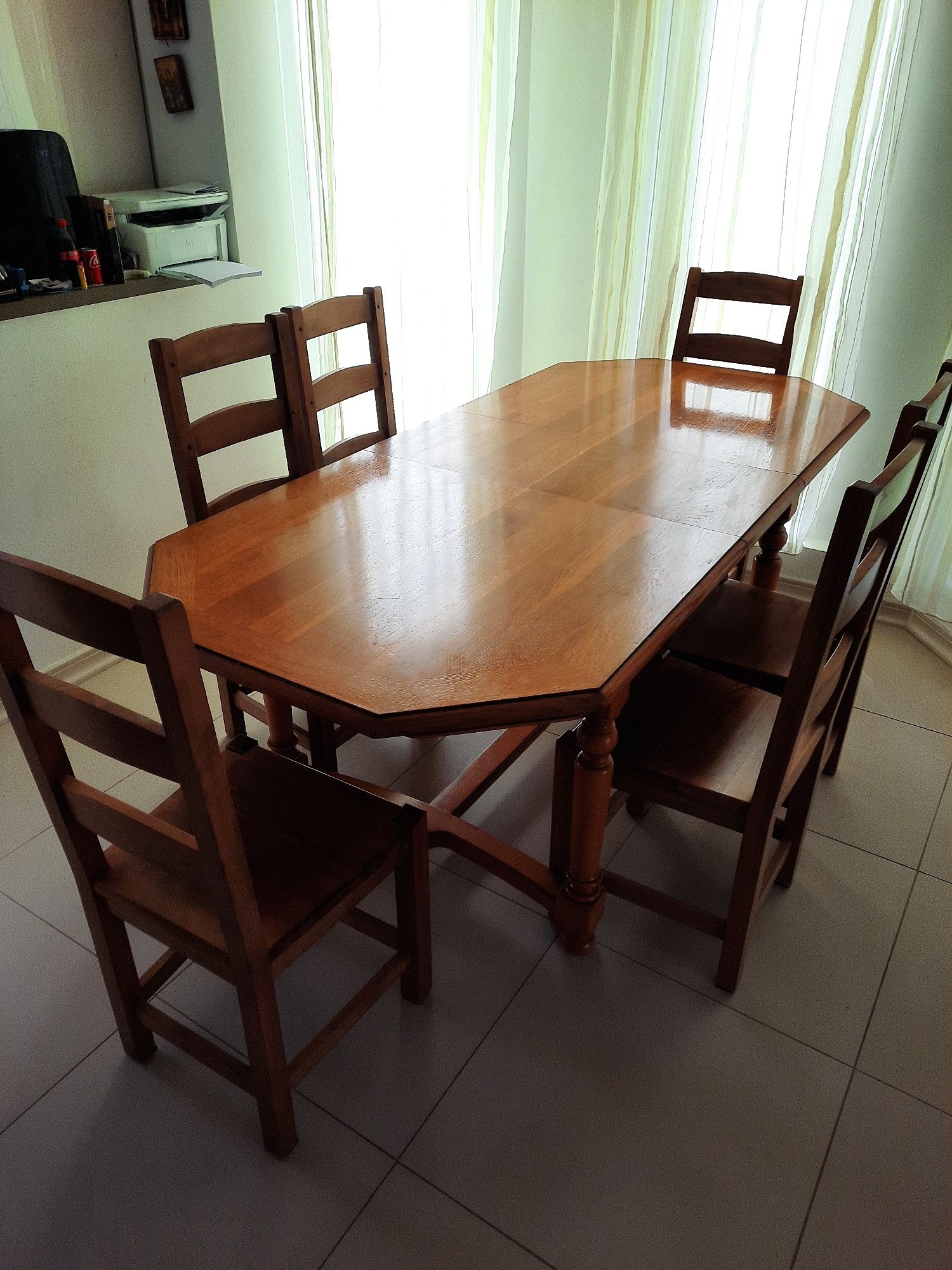 Set masa extensibila cu 6 scaune din lemn