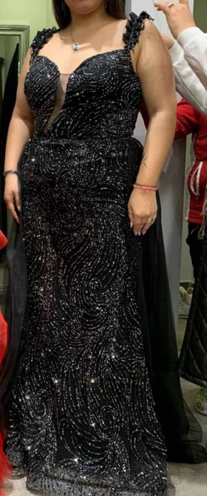 Бална рокля с пайети и камъчета от горе до долу