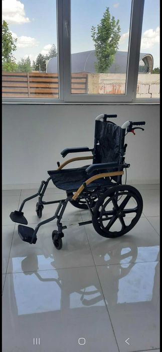 Vand scaun cu rotile