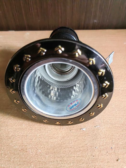 Vând spoturi de tavan noi