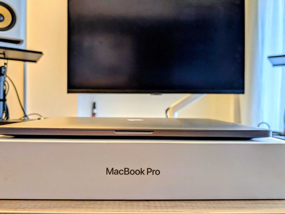 Топ модел Intel i9 MacBook Pro 16'' 16GB RAM 1TB SSD + подарък